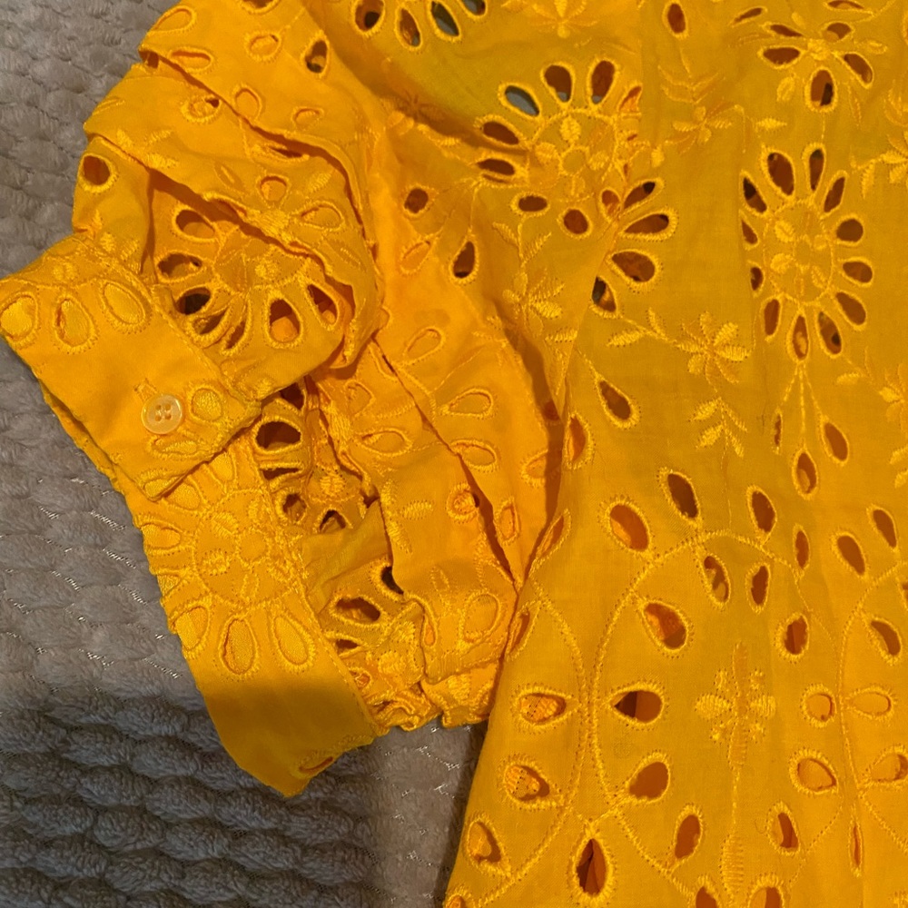 🥳🥳🎉HOST PICK!!!🥳Eyelet Puff-sleeve popover top with removable cami inside!! - Picture 5 of 11